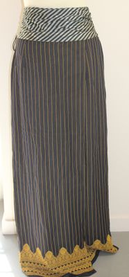 une robe posée sur un mannequin, avec une jupe