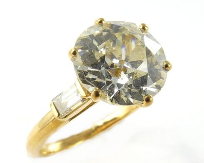 une image d'une bague en diamant sur fond blanc