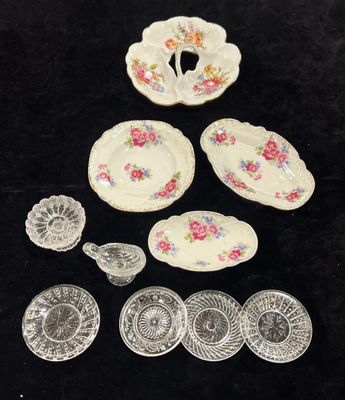 un ensemble de plats et de vaisselle en verre posés sur une surface noire