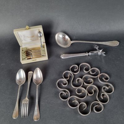 un plateau en argent avec des cuillères et des cuillères, et une boîte avec des cuillères et des cuillères