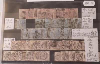 une photo d'une vitrine sur laquelle figurent de nombreux inscriptions