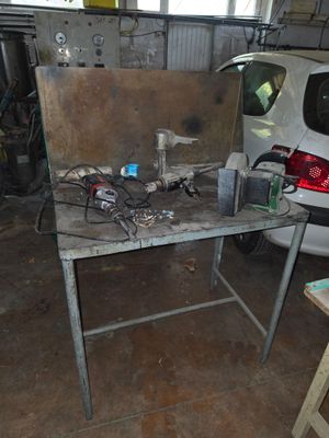 une image d'un établi dans un garage avec des outils dessus