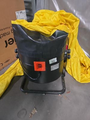 un sac jaune posé sur un seau noir