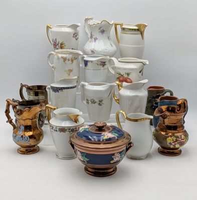 de nombreux types de vases et de bols sur la table
