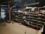 une pièce remplie de nombreuses étagères et d'une multitude d'outils