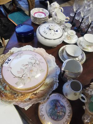 une table sur laquelle se trouvent beaucoup de plats et de tasses