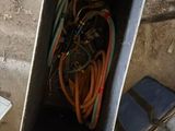 une boîte avec un tas de fils à l'intérieur