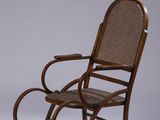 un vieux fauteuil à bascule avec une assise en osier sur fond blanc