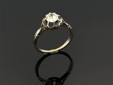 gros plan d'une bague en diamant sur une surface noire