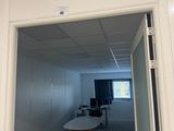 une pièce avec une table et une chaise à l'intérieur, et une pancarte sur la porte