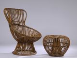 une image représentant une chaise et un repose-pieds en osier
