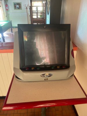un petit téléviseur posé sur une petite table dans une pièce