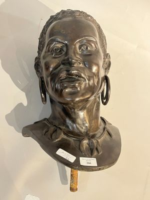 un buste en bronze représentant une femme, exposé dans un musée