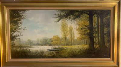 une peinture à l'huile représentant un bateau sur une rivière au milieu d'un paysage boisé