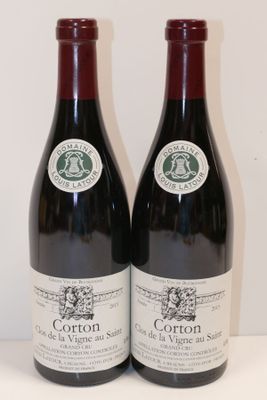deux bouteilles de vin posées sur une table l'une à côté de l'autre