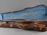 un étui à violon contenant un violon, posé sur une table