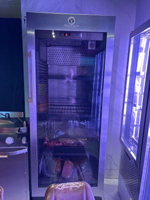 un réfrigérateur dans lequel se trouvent des aliments