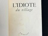 un livre ouvert posé sur une table à côté d'une tasse de café