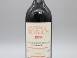 la bouteille de vin rouge est posée sur une surface blanche