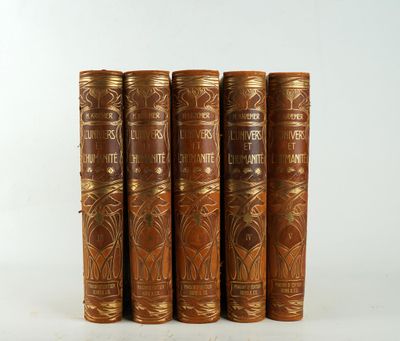 un ensemble de cinq livres anciens reliés en cuir sur fond blanc