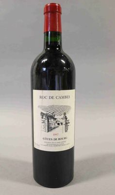 une bouteille de vin posée sur une table