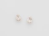 une paire de boucles d'oreilles en diamant sur fond blanc