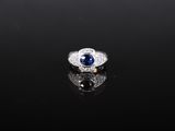 bague en saphir bleu et diamant sur fond noir