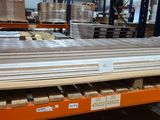 une grande quantité de palettes et de cartons dans un entrepôt