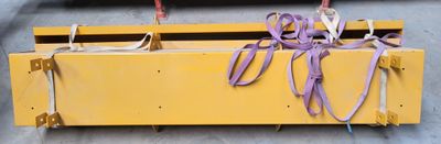 deux paires de ciseaux suspendues à une boîte jaune