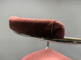 une image représentant une chaise rouge sur laquelle est posée une serviette