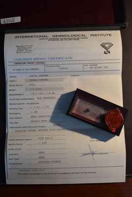 un document portant un cachet de cire, posé sur un bureau