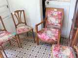 quatre chaises et une table dans un coin de la pièce