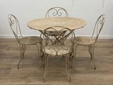une table entourée de quatre chaises, posée sur un parquet