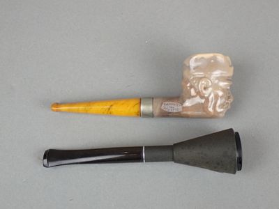 deux types différents de pipes posées sur la table
