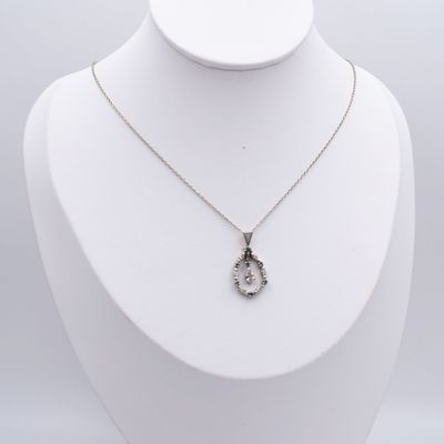 gros plan d'un collier sur un mannequin sur fond blanc