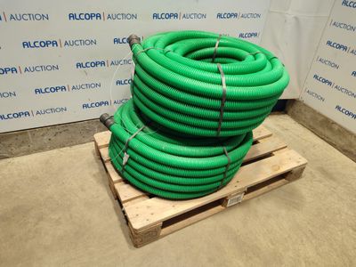 une pile de tuyaux verts posée sur une palette
