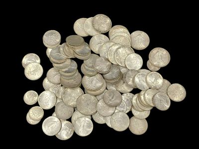 un tas de pièces d'argent sur fond noir