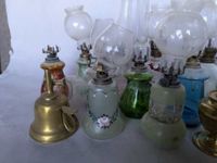 Ensemble de 20 lampes à huile verre et laiton (éclats, en l'… (photo 2)