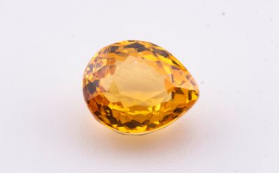 un saphir jaune sur un fond blanc