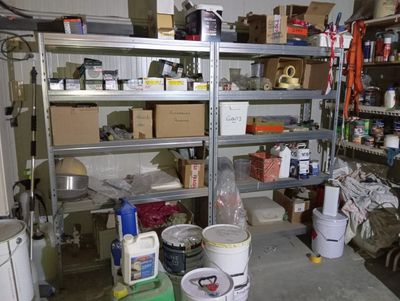 une pièce avec beaucoup d'objets sur les étagères