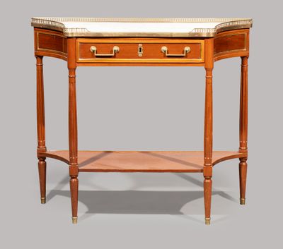 une petite table en bois avec un plateau en marbre