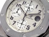 une montre en argent avec un cadran blanc et des aiguilles noires