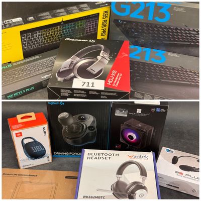 de nombreux modèles de casques exposés dans un magasin