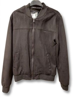 La veste est marron et comporte une fermeture éclair sur le devant.
