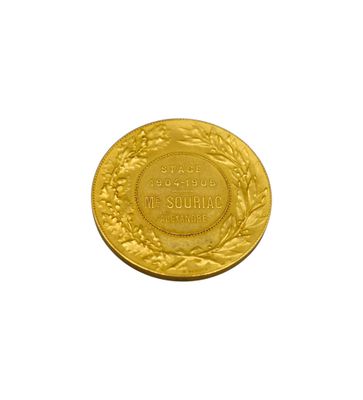 gros plan d'une médaille d'or sur fond blanc