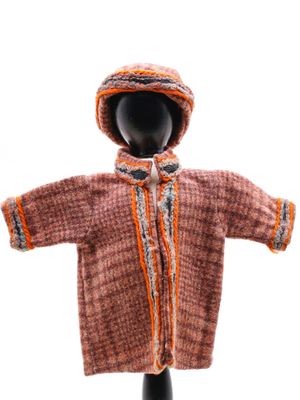 un mannequin vêtu d'un pull et d'un bonnet