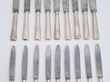 huit couteaux en métal argenté et six couteaux à manche en argent
