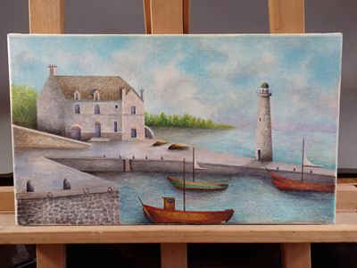 un tableau représentant un phare et des bateaux, posé sur un chevalet