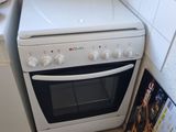 un four de cuisinière blanc installé dans une cuisine, à côté d'un évier