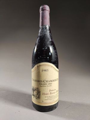 une bouteille de vin posée sur une table